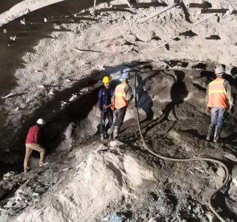 新都拱顶带模注浆料的施工流程及注意事项
